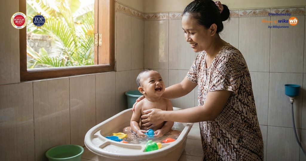 Ibu sedang memandikan bayi baru lahir dengan aman