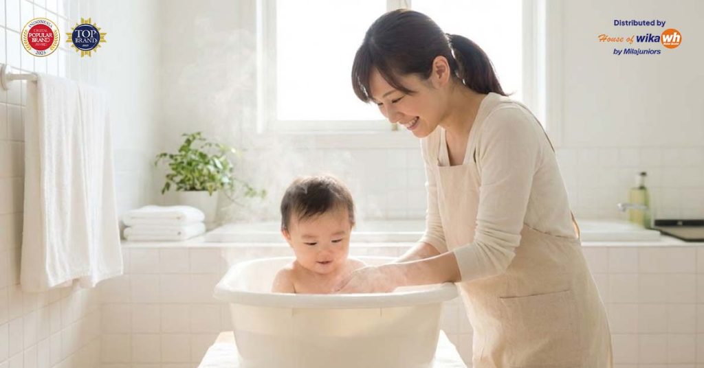 Ibu memandikan bayi untuk mendapatkan manfaat air panas bagi kesehatan kulit